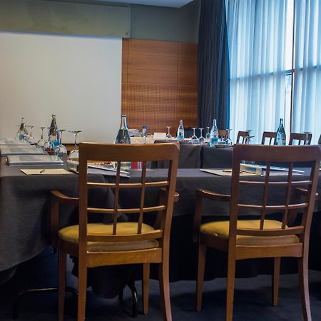 Gran Hotel Lakua Віторія-Гастейс Екстер'єр фото A meeting room at the hotel