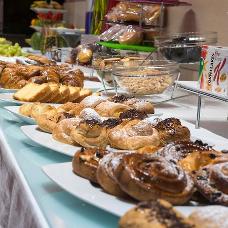 Gran Hotel Lakua Віторія-Гастейс Екстер'єр фото A buffet of pastries