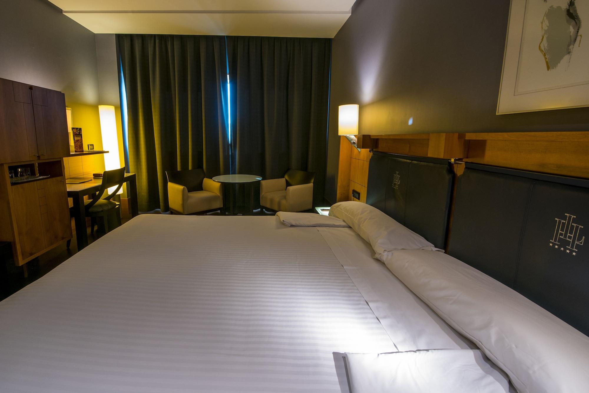 Gran Hotel Lakua Віторія-Гастейс Екстер'єр фото A room at the hotel