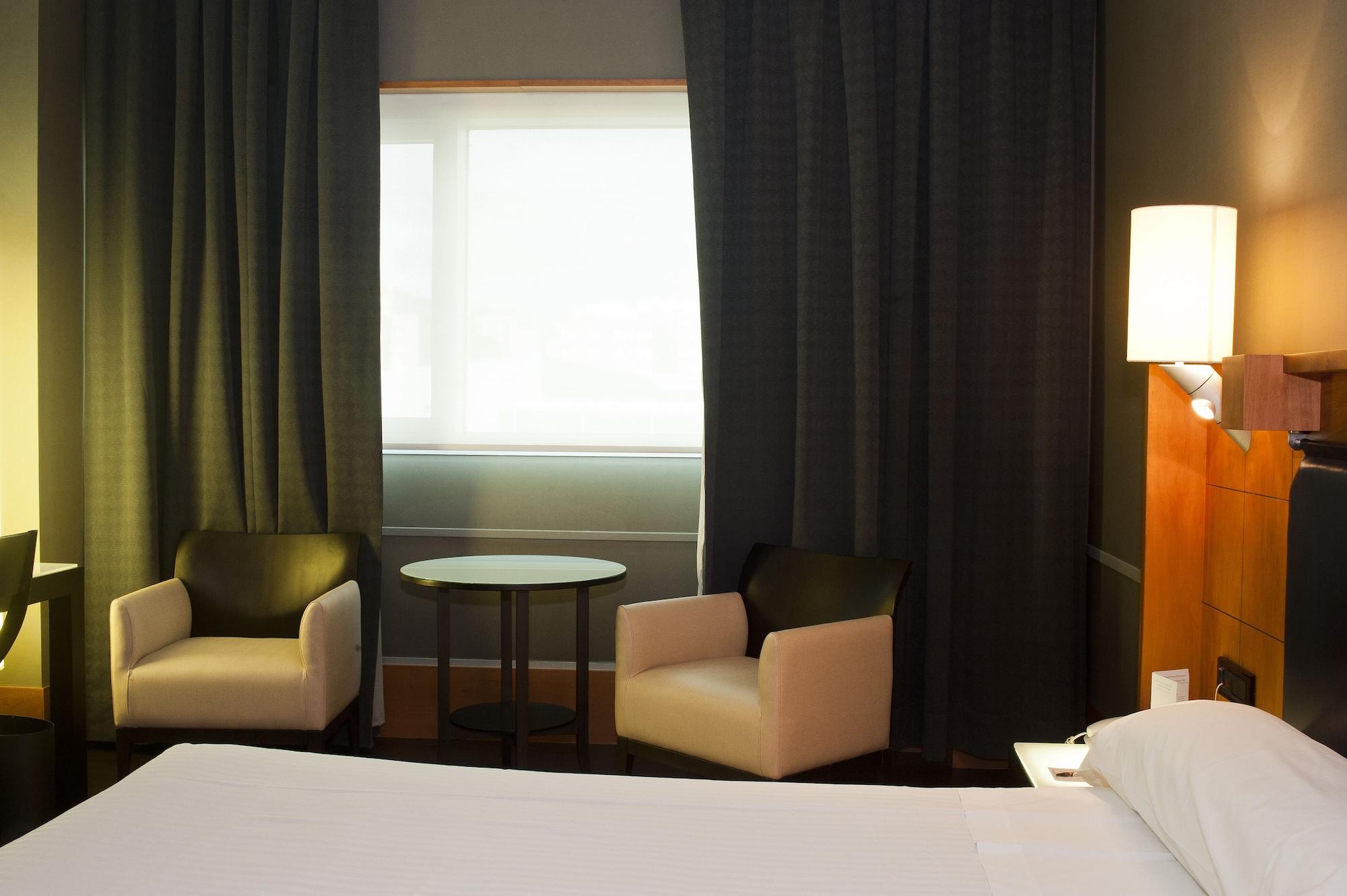 Gran Hotel Lakua Віторія-Гастейс Екстер'єр фото A room at the hotel