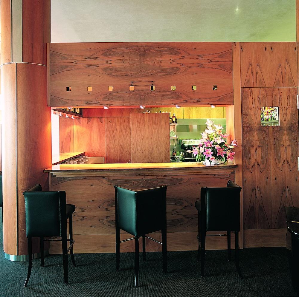 Gran Hotel Lakua Віторія-Гастейс Екстер'єр фото The bar at the restaurant