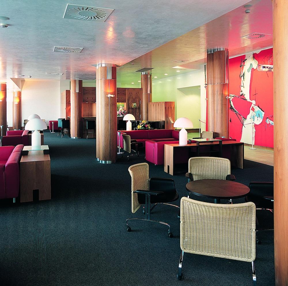 Gran Hotel Lakua Віторія-Гастейс Екстер'єр фото The lounge at the airport