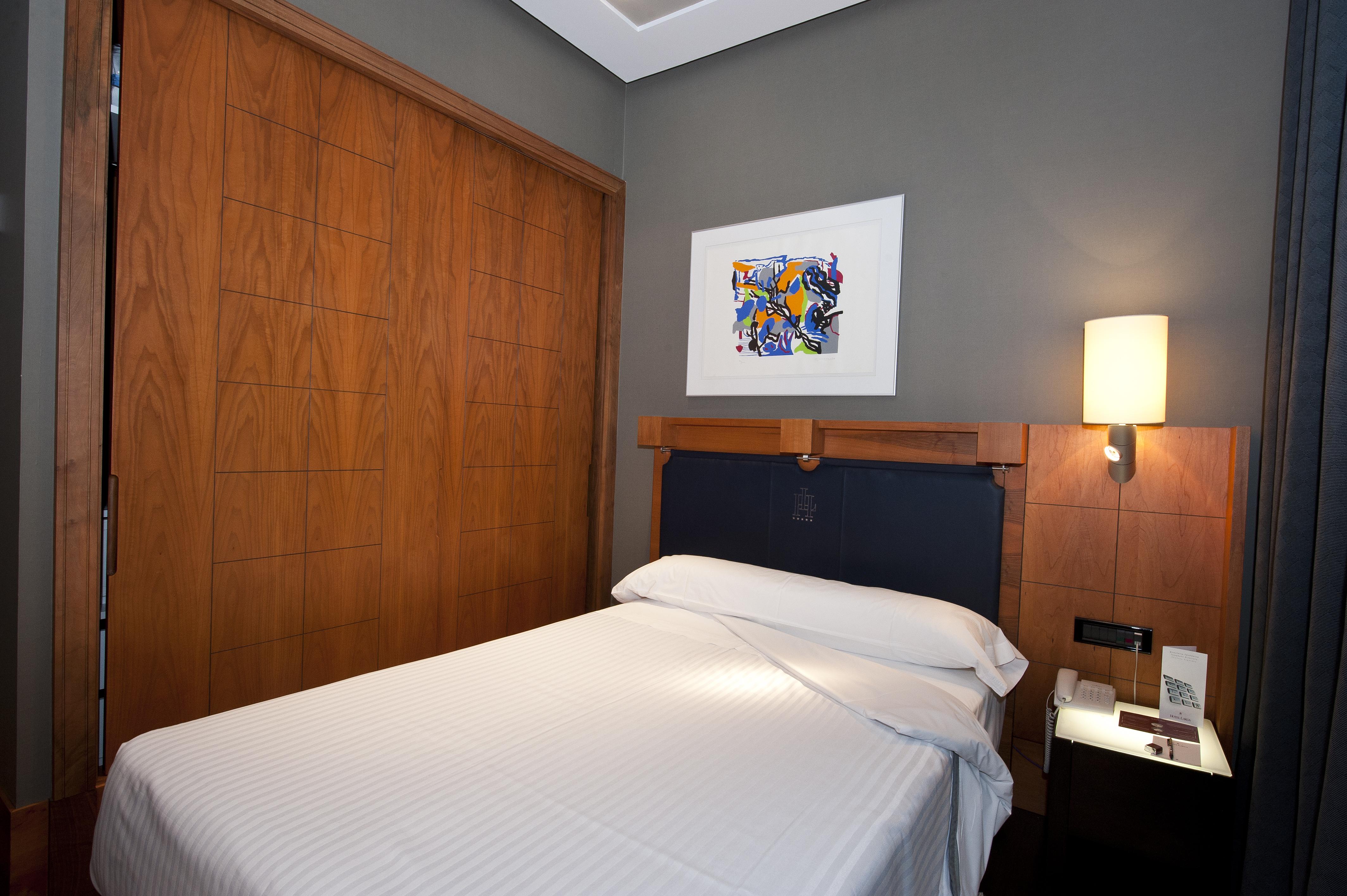 Gran Hotel Lakua Віторія-Гастейс Екстер'єр фото A room at the hotel