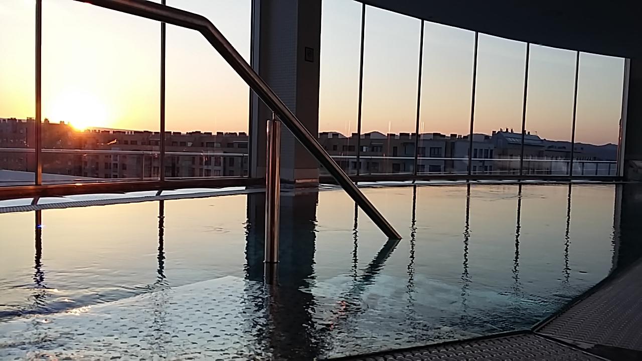 Gran Hotel Lakua Віторія-Гастейс Екстер'єр фото The rooftop pool at the hotel