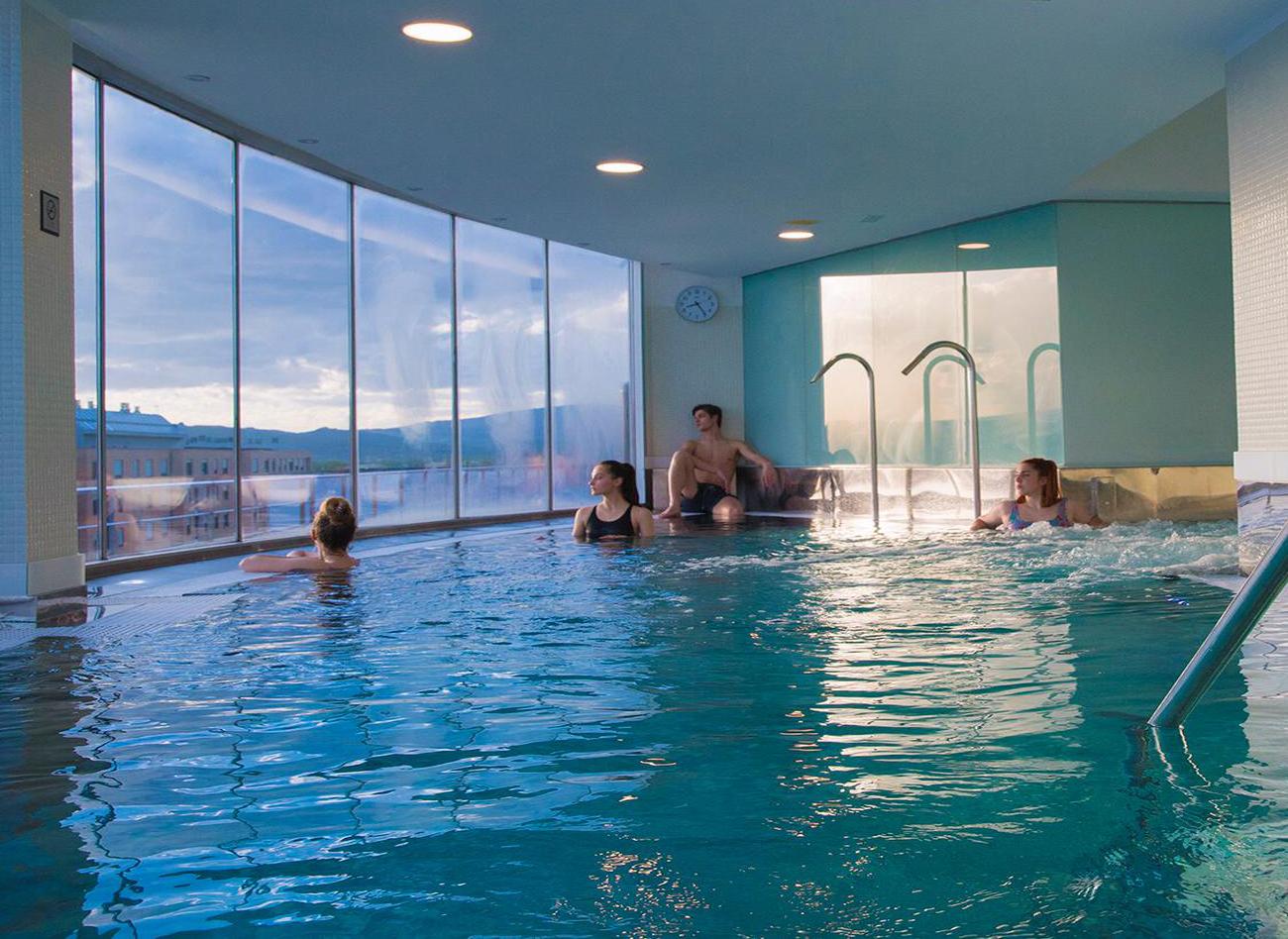 Gran Hotel Lakua Віторія-Гастейс Екстер'єр фото The thermal pool at the Grand Hotel