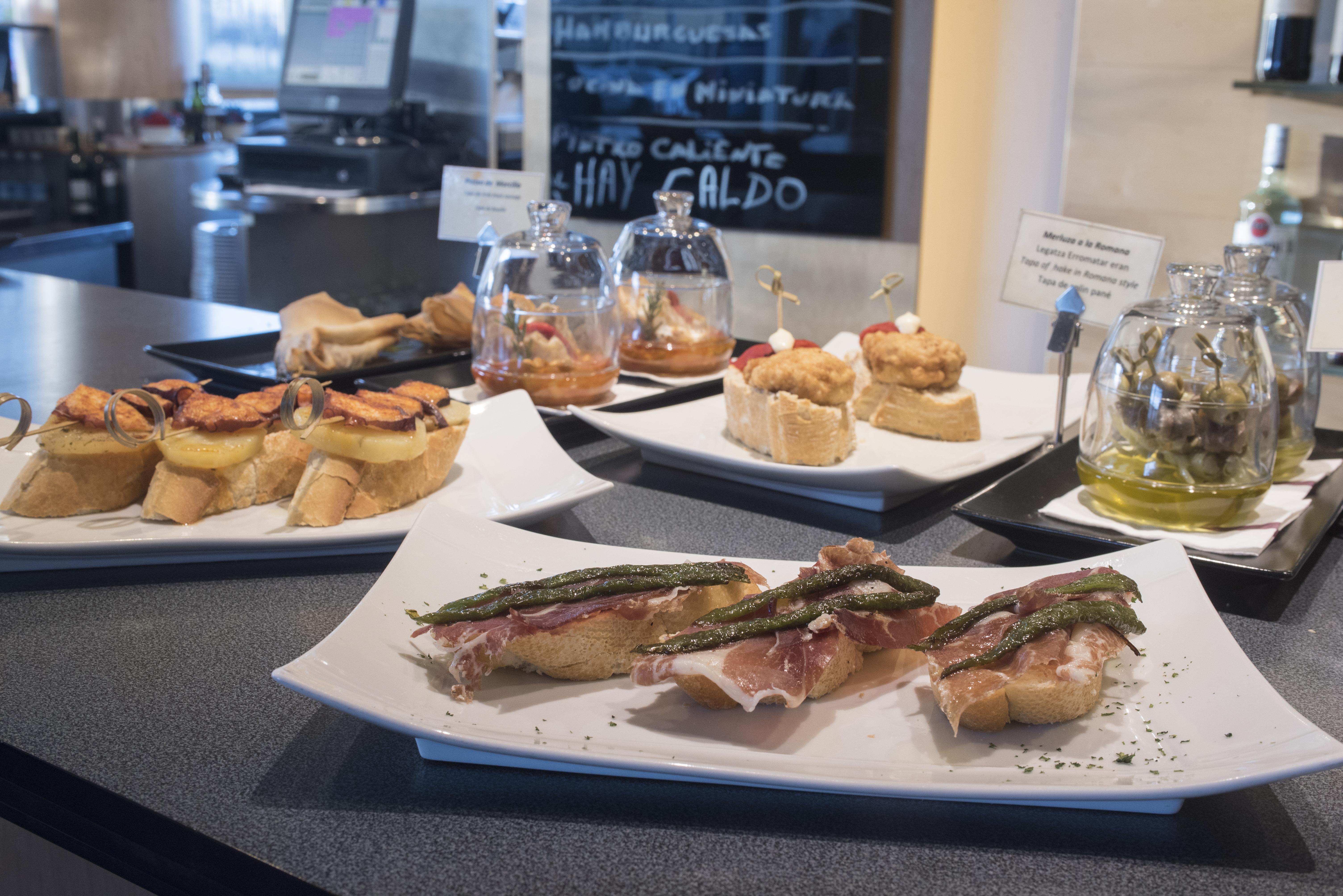 Gran Hotel Lakua Віторія-Гастейс Екстер'єр фото Pintxo tapas