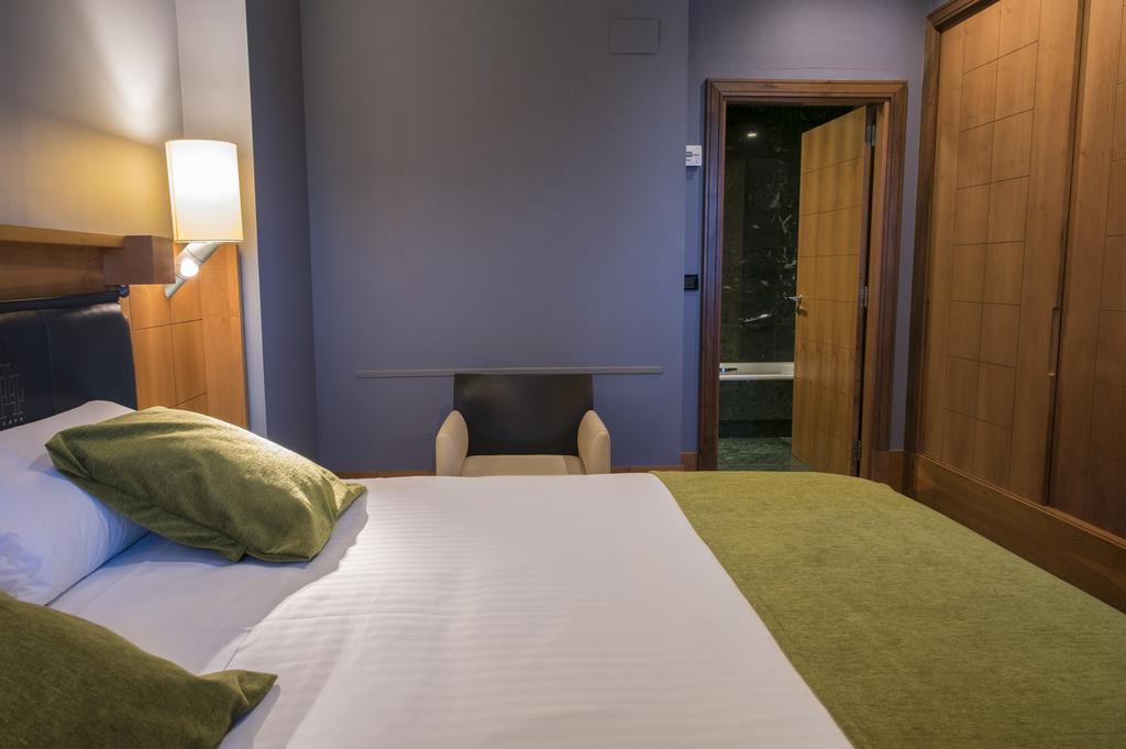 Gran Hotel Lakua Віторія-Гастейс Екстер'єр фото A room at the hotel