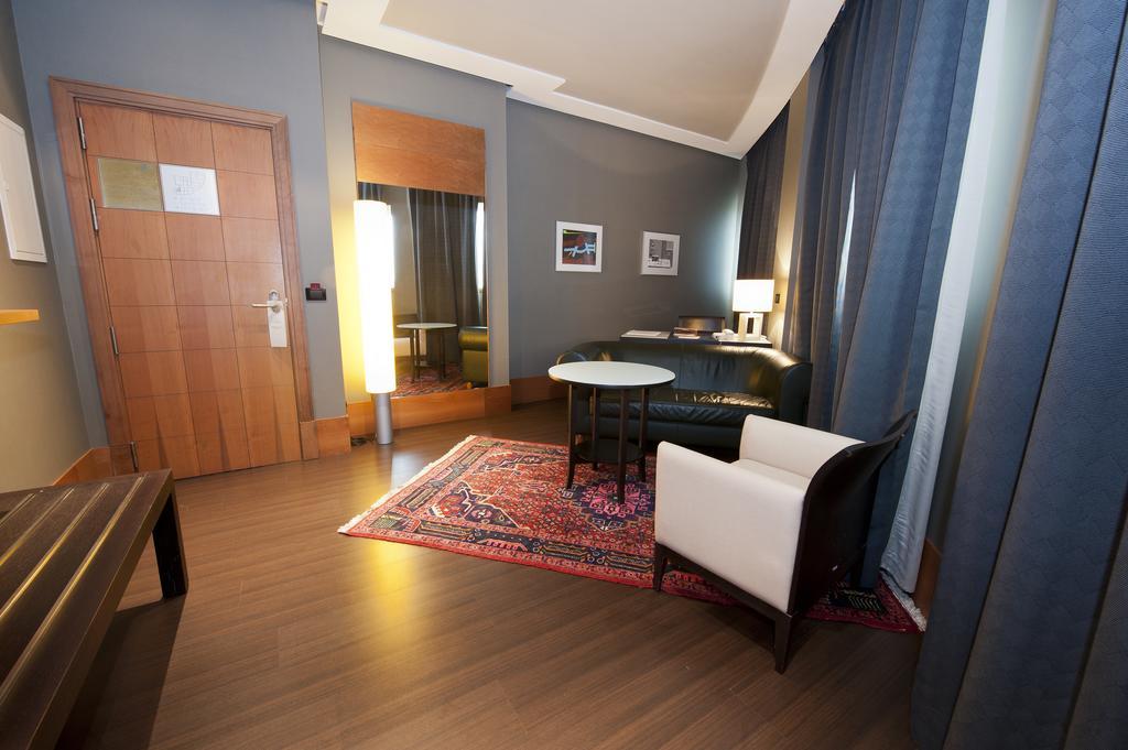 Gran Hotel Lakua Віторія-Гастейс Екстер'єр фото A suite at the hotel