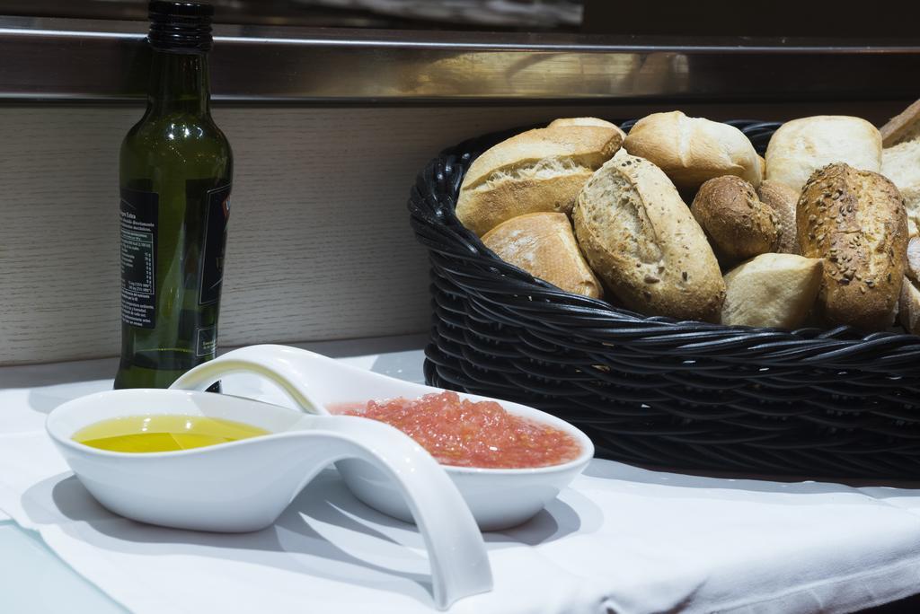 Gran Hotel Lakua Віторія-Гастейс Екстер'єр фото Olive oil and bread