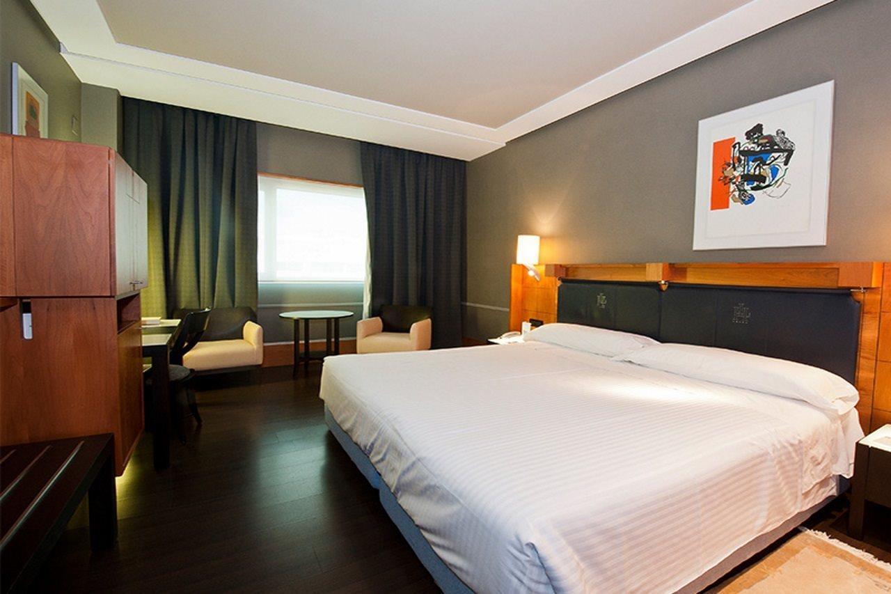 Gran Hotel Lakua Віторія-Гастейс Екстер'єр фото A room at the hotel