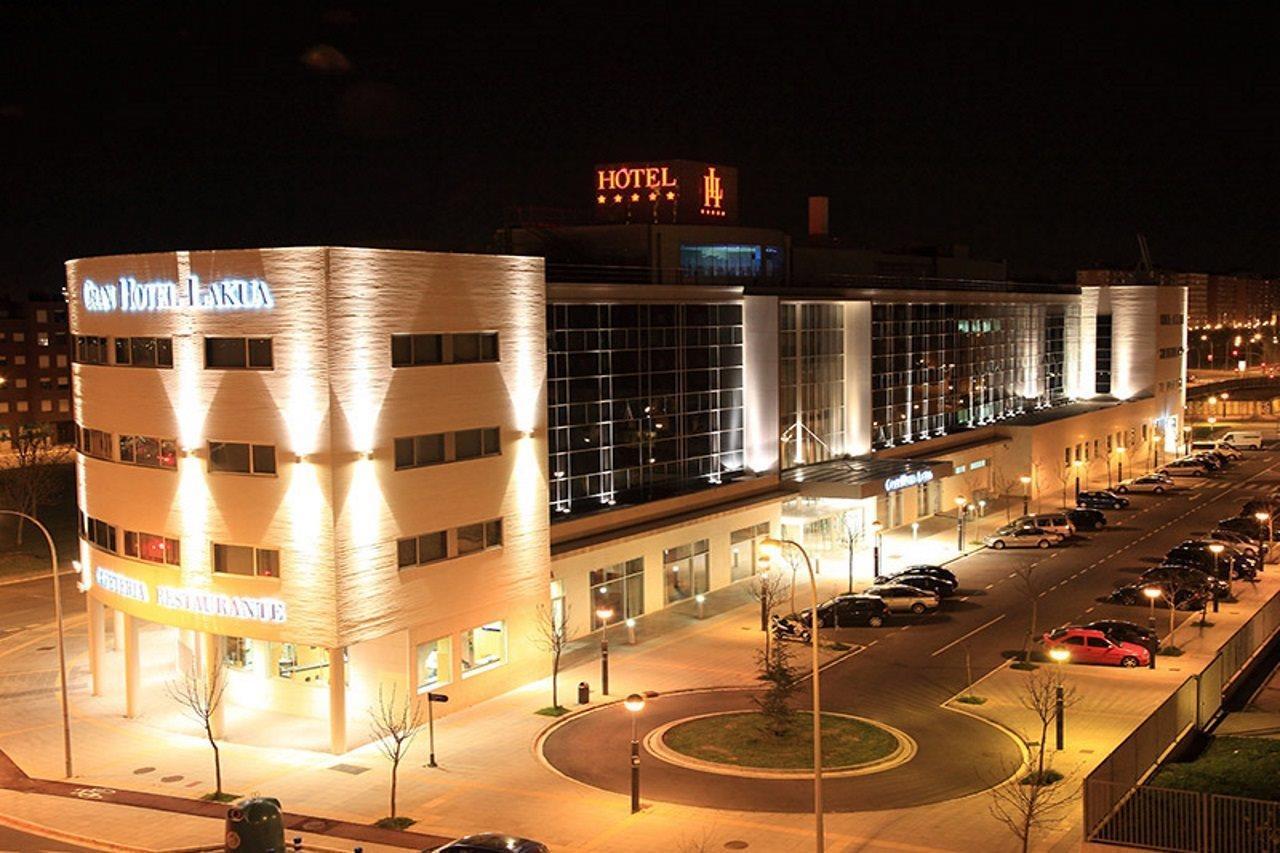 Gran Hotel Lakua Віторія-Гастейс Екстер'єр фото The hotel at night