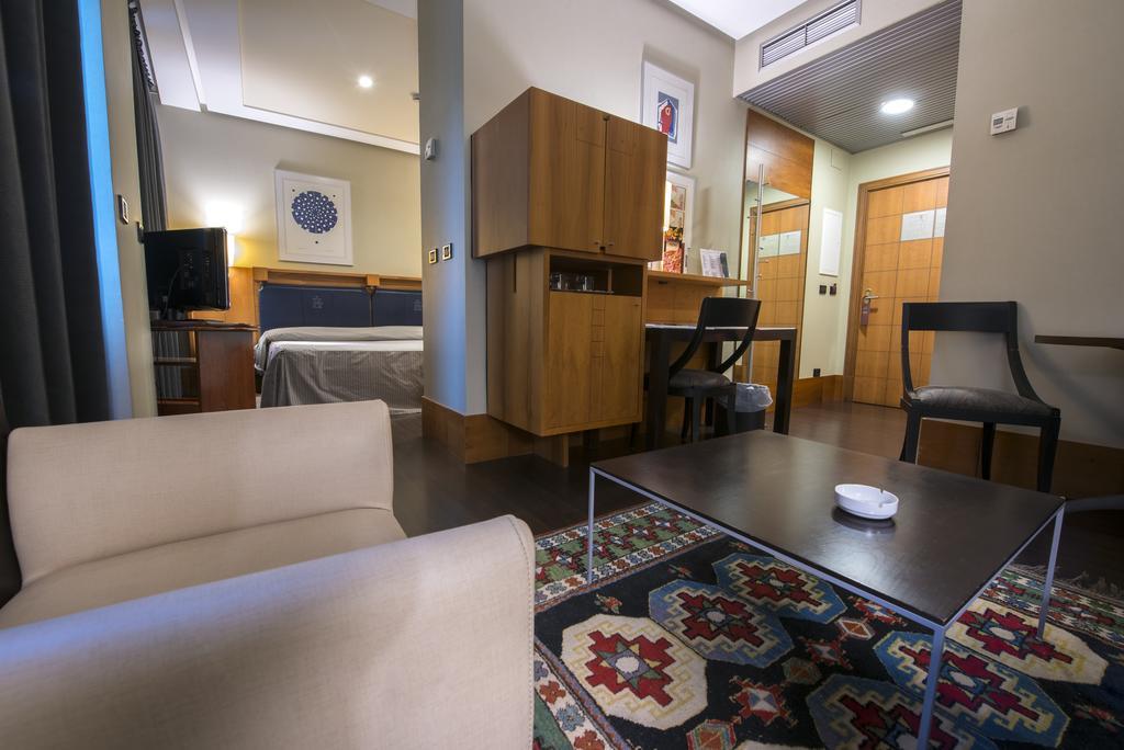 Gran Hotel Lakua Віторія-Гастейс Екстер'єр фото A suite at the hotel